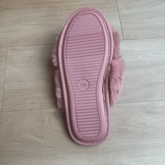 Pink fluffy slippers - Picture 2 of 2